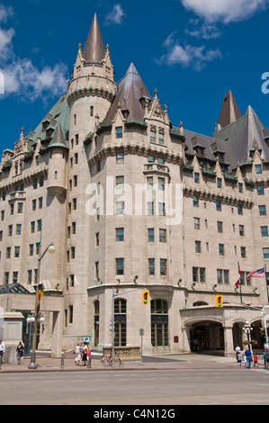 Famoso Chateau Laurier Hotel vicino alla collina del Parlamento Ottawa Ontario Canada Foto Stock