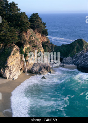 McWay scende lungo il Big Sur Costa, California. Foto Stock