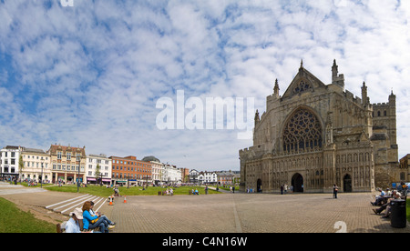 Panoramica orizzontale vista della Cattedrale di Exeter e Piazza Duomo in una giornata di sole. Foto Stock