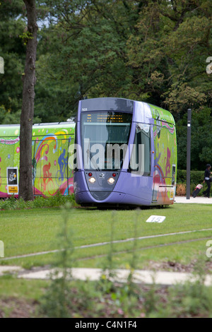 Tram che circola attraverso la città di Reims in Francia Foto Stock