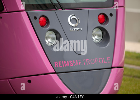 Tram che circola attraverso la città di Reims in Francia Foto Stock