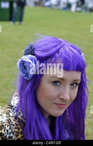 Ragazza con i capelli viola Foto Stock