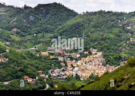 Castelmezzano nelle Dolomiti Lucane della regione Basilicata, Italia meridionale, visto da Pietrapertosa. Foto Stock