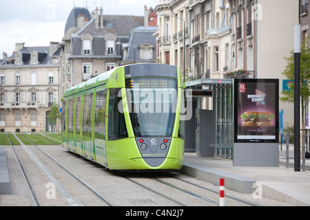 Tram che circola attraverso la città di Reims in Francia Foto Stock