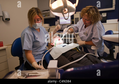 Una ragazza adolescente ottenendo il suo denti esaminati in un NHS National Health Service dentista REGNO UNITO Foto Stock