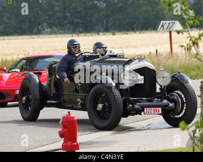 1928 vintage Bentley auto da corsa che partecipano a un classico auto rallye in Belgio Foto Stock