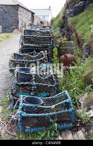 Fila di ceste di pesca in Mullion Harbour sulla penisola di Lizard, Cornwall, Regno Unito Foto Stock