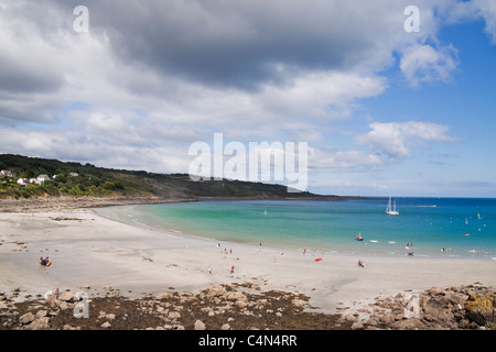 I turisti sulla spiaggia in Coverack sulla penisola di Lizard, Cornwall (UK) Foto Stock