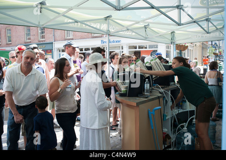 Un evento promozionale da Montagna Verde Torrefattori è visto in South Street Seaport in New York Foto Stock