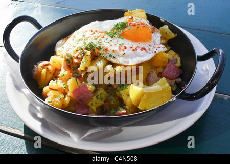 Tiroler Grostl, una specialità piatto in località sciistiche dell'Austria Foto Stock