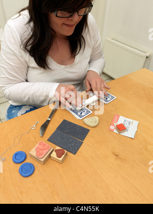 Ragazza adolescente Gioielleria Rolling Out Clay Silver Foto Stock