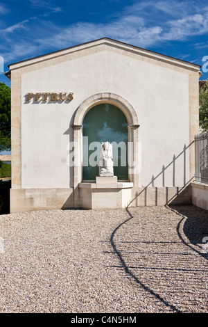 Il famoso Château Petrus wine estate con statua di St Pierre, a Pomerol nella regione di Bordeaux in Francia Foto Stock