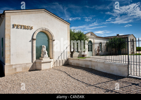 Il famoso Château Petrus wine estate con statua di St Pierre, a Pomerol nella regione di Bordeaux in Francia Foto Stock