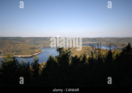 Aussichtspunkt Hirschley im Nationalpark Eifel mit Blick auf den Rursee. Foto Stock