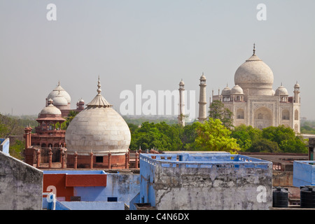 Il Taj Mahal è un mausoleo situato in Agra, India. Si tratta di uno dei più riconoscibili strutture in tutto il mondo. Foto Stock