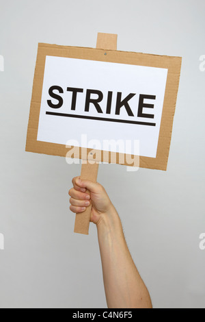 Una targhetta di sciopero trattenuto da un manifestante invisibili Foto Stock