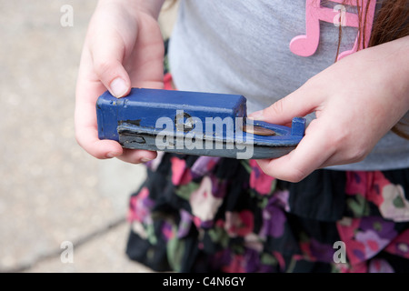 Bambino tenendo una barca a forma di micro-cache Foto Stock