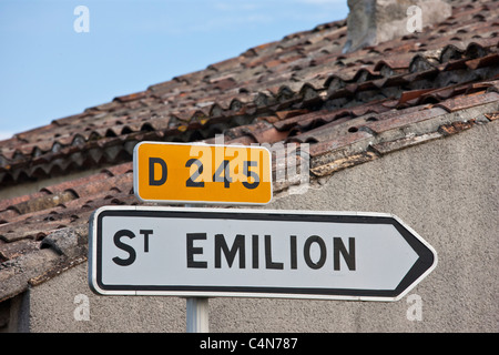 St Emilion cartello sulla D245 nella regione dei vini di Bordeaux di Francia Foto Stock