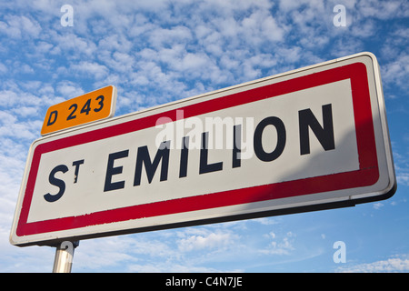 St Emilion cartello sulla D243 nella regione dei vini di Bordeaux di Francia Foto Stock