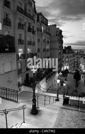 Una sera, vista guardando verso il basso sulla scalinata di Montmartre, a Parigi, Francia Foto Stock