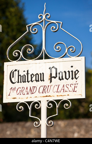 Chateau Pavie 1er Grand Cru Classe segno a St Emilion nella regione dei vini di Bordeaux di Francia Foto Stock