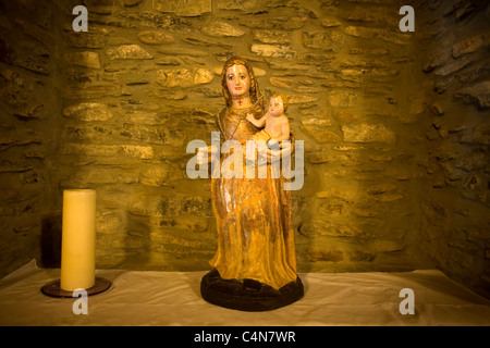 Una Vergine Maria tenendo un bambino Gesù scultura in una cappella in La Portela De Valcarce, francese il Cammino di Santiago, Spagna Foto Stock