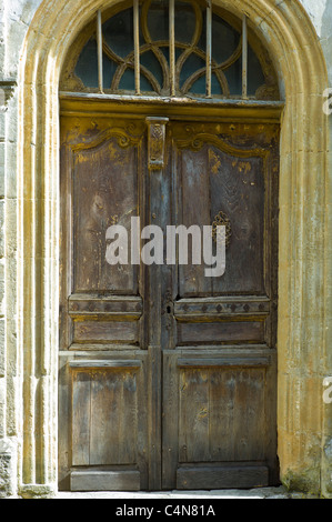 In stile tradizionale francese porta nella pittoresca cittadina di Castelmoron d'Albret nella regione di Bordeaux, Gironde, Francia Foto Stock