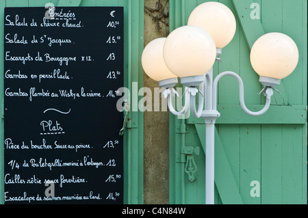 Francese tradizionale menu Cafe di antipasti e le mappe catastali nella pittoresca cittadina di Castelmoron d'Albret nella regione di Bordeaux, Gironde, Francia Foto Stock