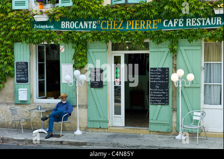 In stile tradizionale francese Cafe Chez Pierre con menù nella città di Castelmoron d'Albret nella regione di Bordeaux, Gironde, Francia Foto Stock