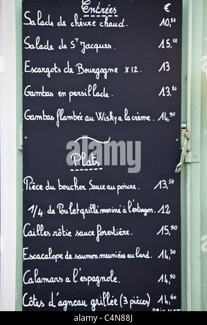 Francese tradizionale menu Cafe di antipasti e le mappe catastali nella pittoresca cittadina di Castelmoron d'Albret nella regione di Bordeaux, Gironde, Francia Foto Stock