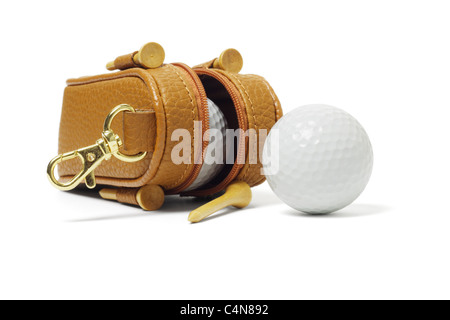 Mini borsa di palline da golf e tees su sfondo bianco Foto Stock