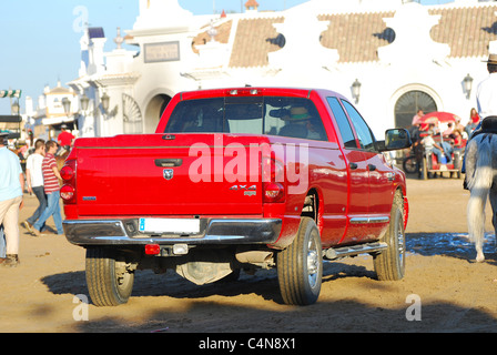 Una vista posteriore di un rosso pickup truck il trasporto del pellegrinaggio, nel villaggio di El Rocio, Andalusia, Spagna Foto Stock