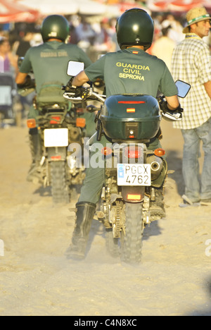 Guardia Civil Trafico polizia moto su pattugliano la città di pellegrinaggio El Rocio, Andalusia, Spagna Foto Stock