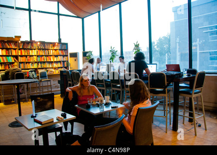 Pechino, Cina, gruppo di persone, donne sedute ai tavoli, all'interno del ristorante francese alla moda, caffè, biblioteca, nel quartiere di Sanlitun, utilizzando i computer ai tavoli Foto Stock