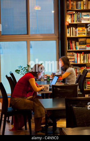 Pechino, Cina, due donne sedute ai tavoli, all'interno del ristorante francese alla moda, caffè, biblioteca, nel quartiere di Sanlitun, utilizzando computer, prodotti elettronici Foto Stock