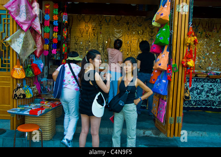 Pechino, Cina, donne cinesi Shopping in bancarelle del mercato lungo il lago nella zona di Hou Hai Hutong, viaggiatori diversi Foto Stock