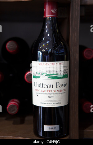 Chateau Pavie Saint Emilion 1er Grand Cru Classe annata 2002 buon vino in vendita St Emilion, Bordeaux, Francia Foto Stock