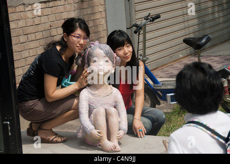 Pechino, Cina, piccoli gruppi, ragazze cinesi adolescenti, in posa, visita alla scultura in mostra all'esterno del quartiere artistico 798, ritratti persone pechino Foto Stock