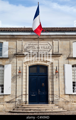 Bandiera francese presso il Municipio, l'Hotel de Ville, a St Emilion, Bordeaux, Francia Foto Stock