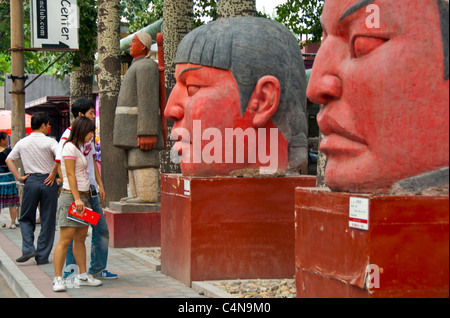 Pechino, Cina, giovani che visitano gallerie d'arte nel 798 Dashanzi Art District, fuori dalla scultura moderna, adolescenti cinesi Foto Stock