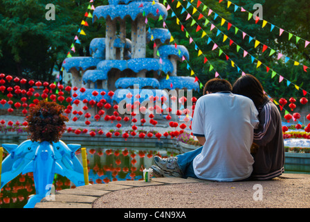 Pechino, Cina, giovani coppie, sedute da dietro, fuori turisti adolescenti estate, retro, con vedute panoramiche nel Parco pubblico, adolescenti E cina Foto Stock