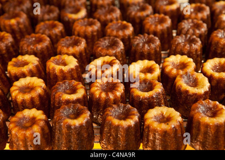 Specialità locale torte, caneles, in vendita in pasticceria in St Emilion, Bordeaux, Francia Foto Stock