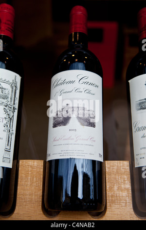 Chateau Canon 1er Grand Cru Classe 2003 vintage in Vignobles et Chateaux commercianti di vino shop in St Emilion, Bordeaux, Francia Foto Stock