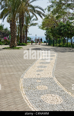 Persone turisti visitatori a piedi lungo la passeggiata tra il Lido e Praia Formosa Funchal Madeira Portogallo UE Europa Foto Stock