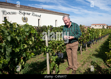 Patron Gerard Becot a Chateau Beau-Sejour Becot, St Emilion nella regione dei vini di Bordeaux di Francia Foto Stock