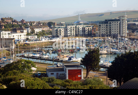 Vista su marina e città, Newhaven, East Sussex, Inghilterra Foto Stock