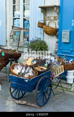 Scena di strada negozio di souvenir a St Martin de Re, Ile de Re, Francia Foto Stock