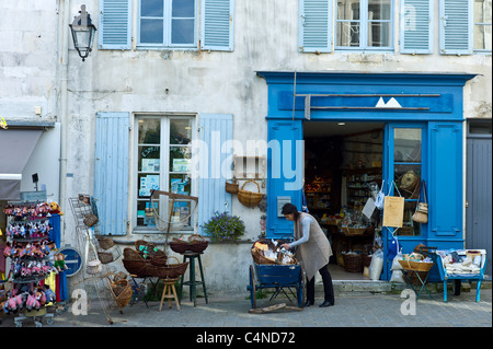 Scena di strada negozio di souvenir a St Martin de Re, Ile de Re, Francia Foto Stock