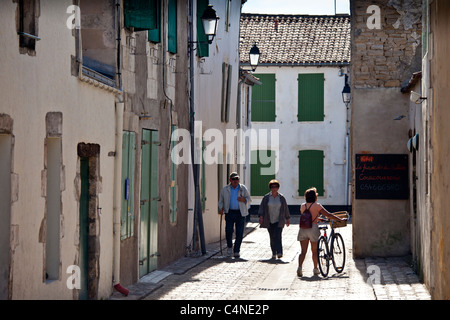 Scena di strada a La flotte, Ile de Re, Francia Foto Stock