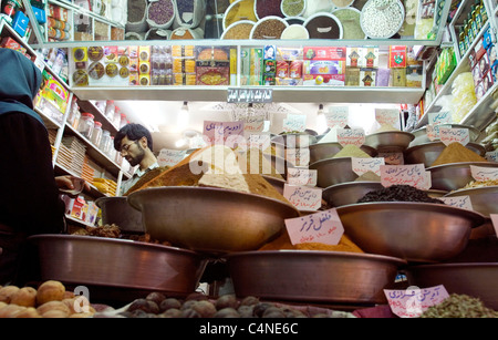 Drugstore with spices in the bazaar, Shiraz, Iran Foto Stock